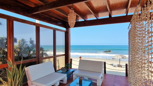 28-inch flat-screen TV with cable channels, TV - Punta del Norte Bungalows (Canoas de Punta Sal)