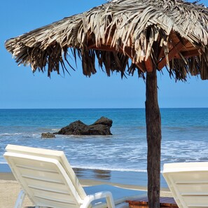 Playa privada, camas de playa gratis, sillas reclinables de playa