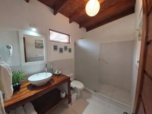 Shower, free toiletries, hair dryer, towels - Punta del Norte Bungalows (Canoas de Punta Sal)