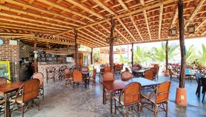 Petit-déjeuner, déjeuner et dîner servis sur place, vue sur la plage