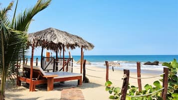 Playa privada, camas de playa gratuitas, camastros y sombrillas