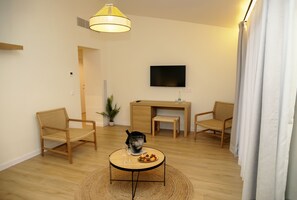 Deluxe-huone, terassi | Minibaari, tallelokero huoneessa, työpöytä, pimennysverhot