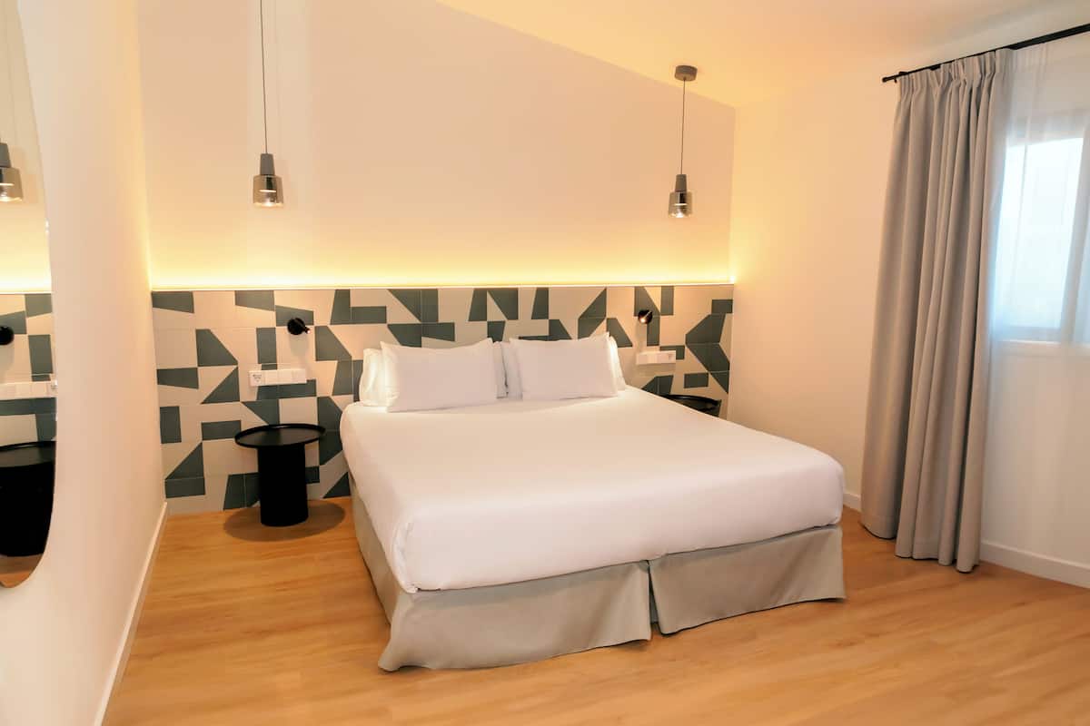 Een minibar, een kluis op de kamer, een bureau, verduisterende gordijnen