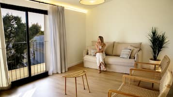 Deluxe Room, Terrace | Living area | 15-inch TV with digital channels