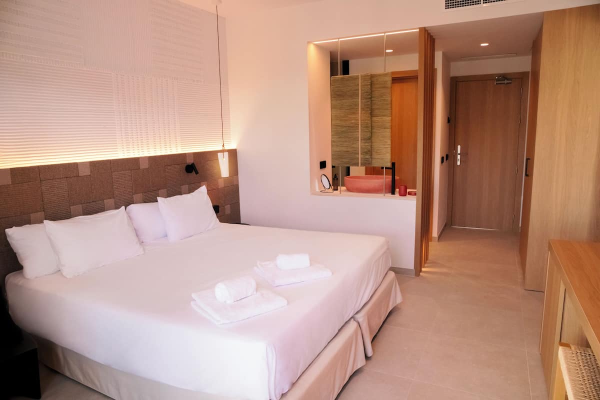Een minibar, een kluis op de kamer, een bureau, verduisterende gordijnen