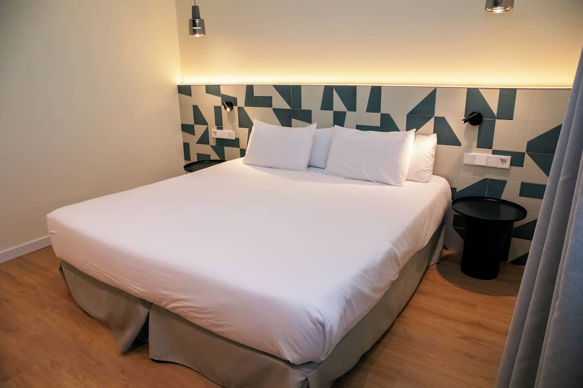Een minibar, een kluis op de kamer, een bureau, verduisterende gordijnen
