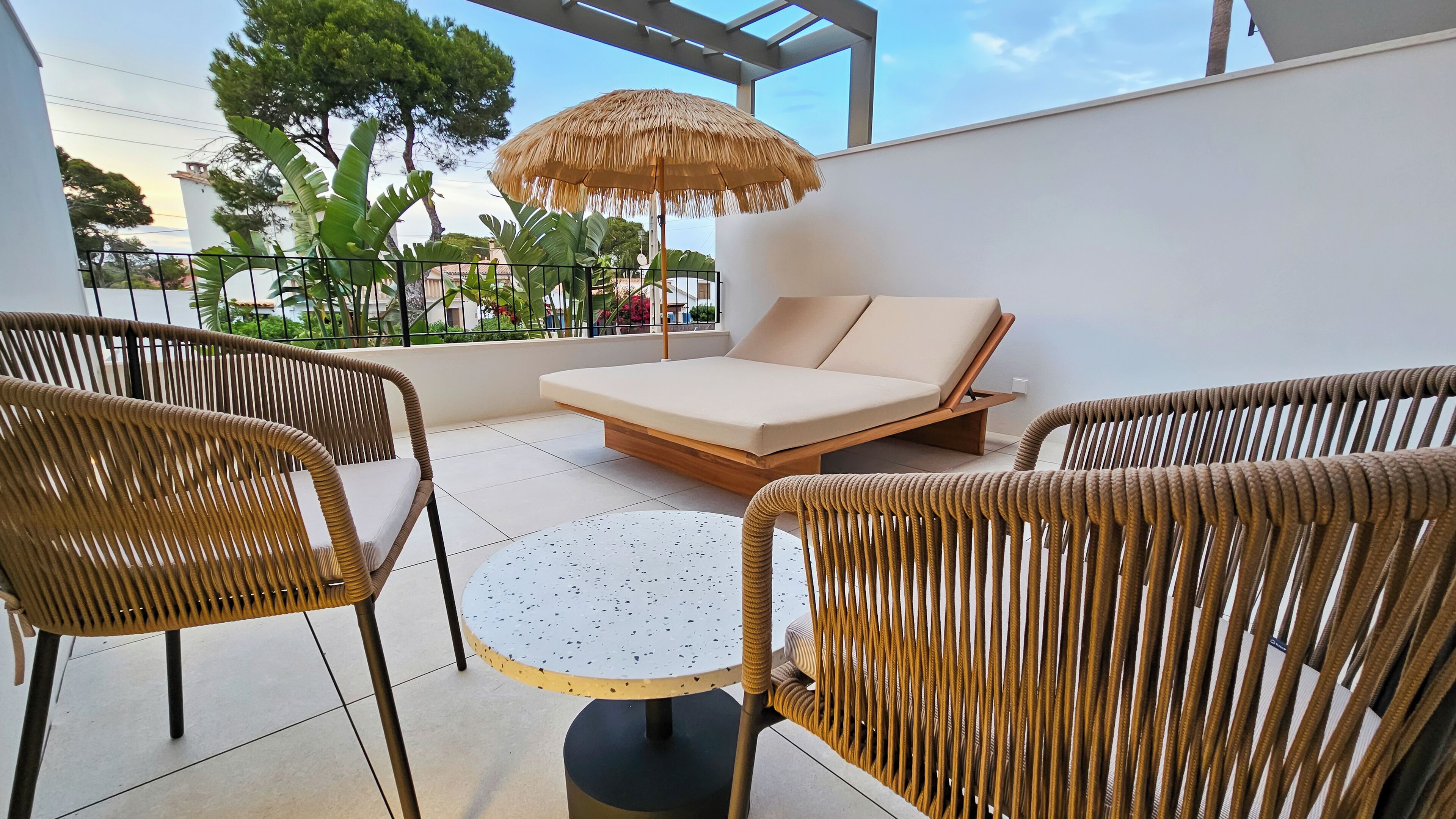 Minibaari, tallelokero huoneessa, yksilöllisesti sisustettu