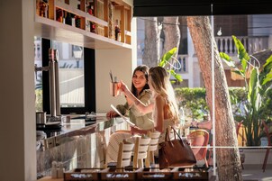 Se sirven desayunos, almuerzos, cenas y cocina local e internacional 