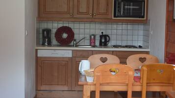 Stort kylskÄp, ugn, spishÀll och diskmaskin