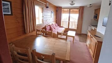 Appartement 2 piĂšces avec coin nuit 6 personnes | Living area | Flat-screen TV