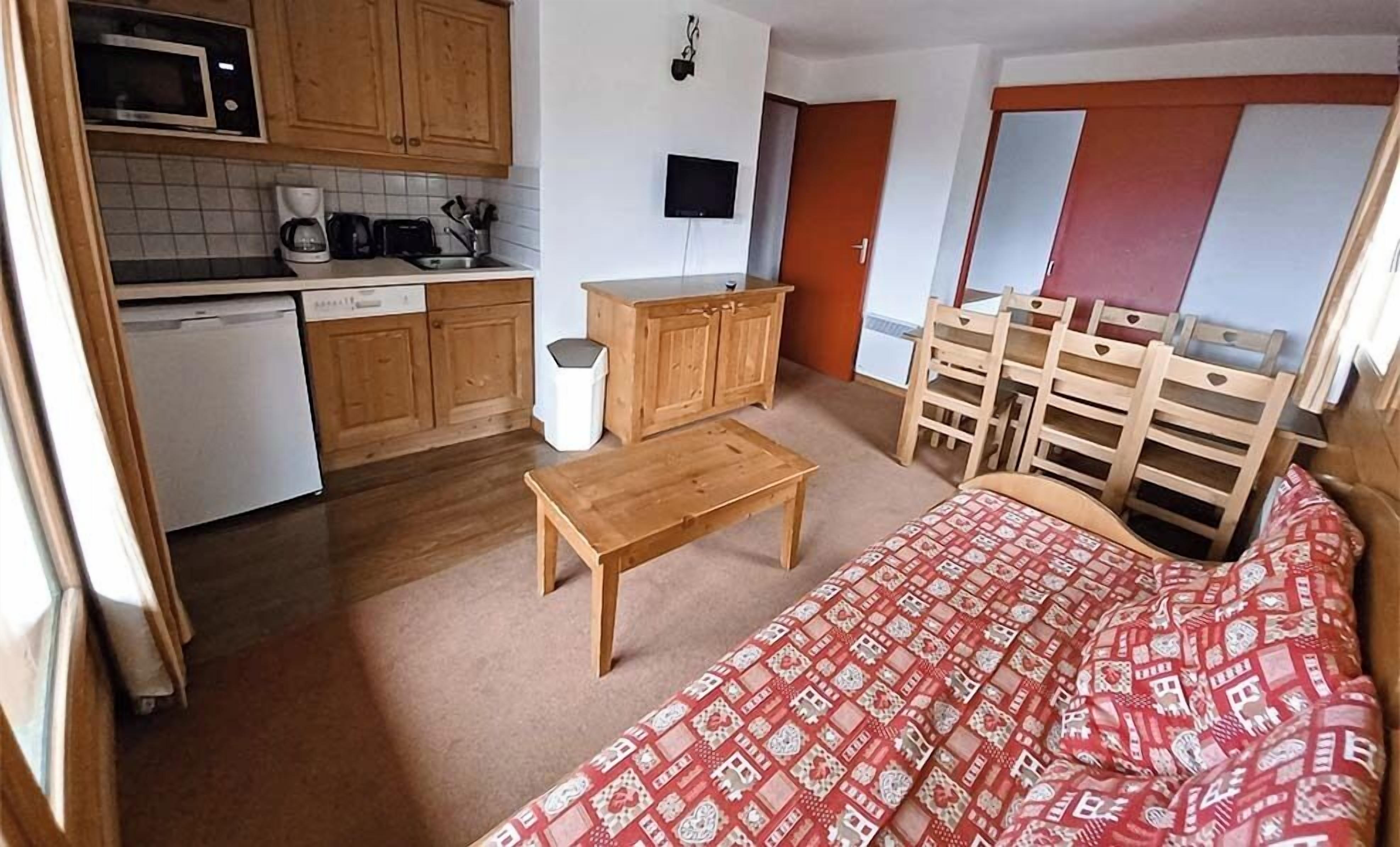 Appartement 2 pièces avec coin nuit 6 personnes | Zona de estar | Una televisión de pantalla plana