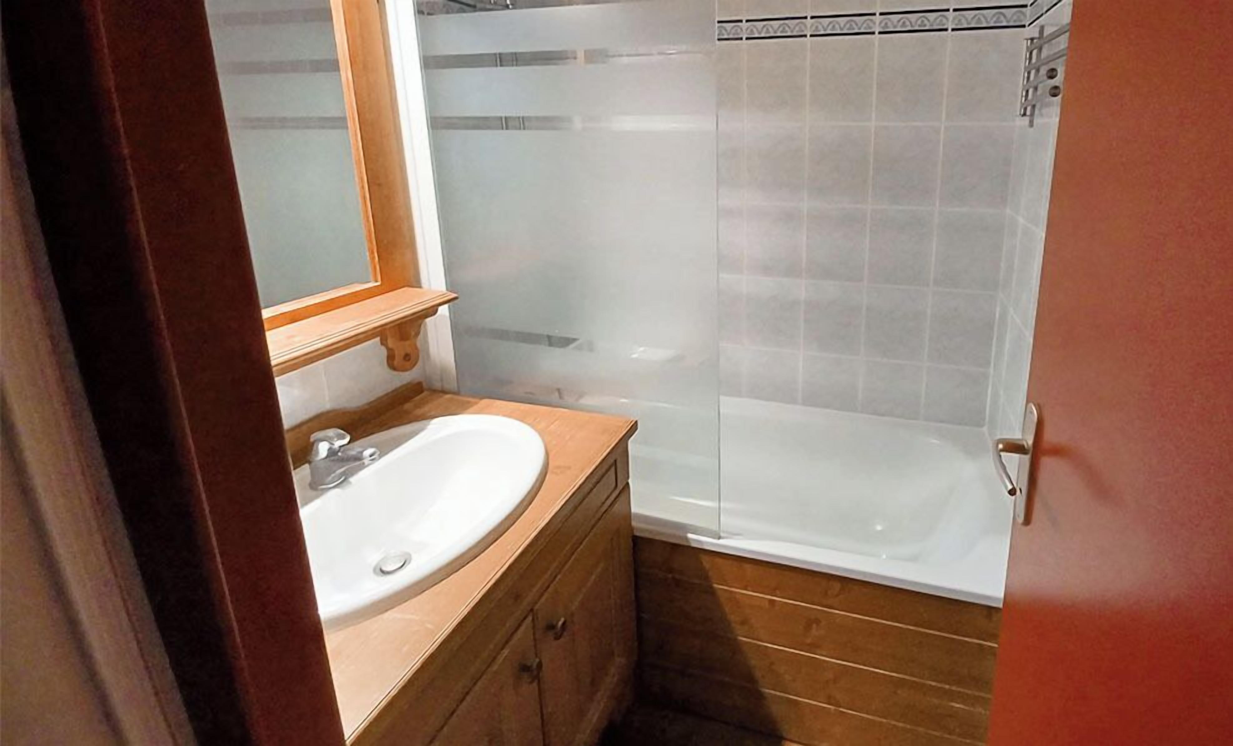 Appartement 2 pièces avec coin nuit 6 personnes | Badezimmer | Badewanne, Haartrockner