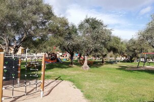 Área de juegos infantiles al aire libre