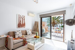 Caja de seguridad en la habitación y tabla de planchar con plancha