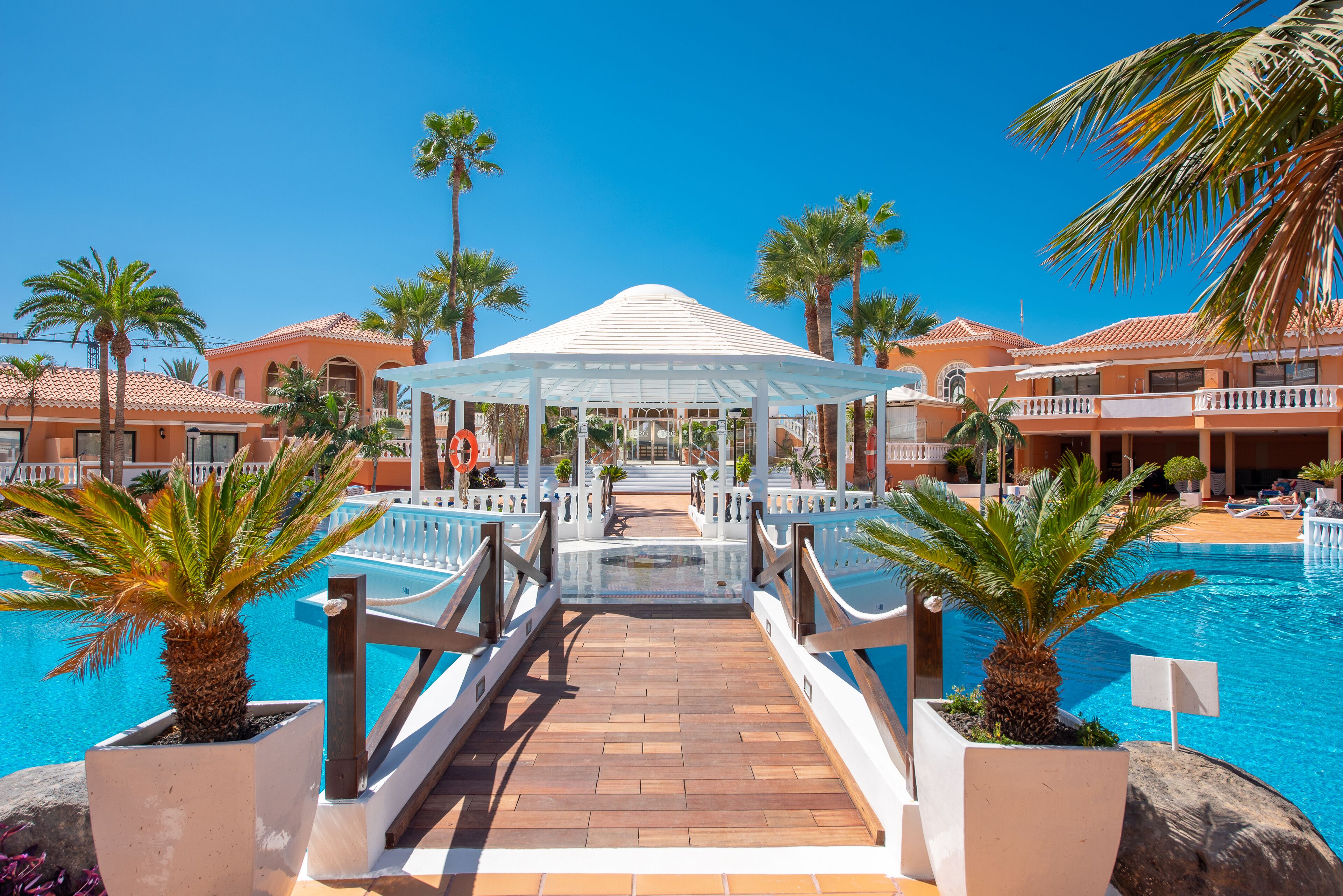 Een buitenzwembad en ligstoelen