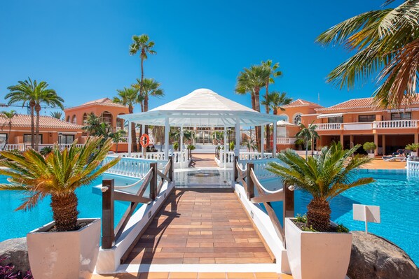 Alberca al aire libre y camastros