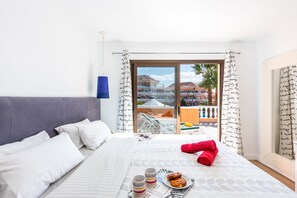 Caixa forta a l'habitació, planxa i posts de planxar i bressols 