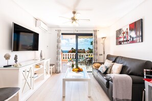 Caja de seguridad en la habitación y tabla de planchar con plancha