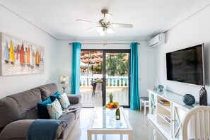 Caja de seguridad en la habitación y tabla de planchar con plancha