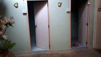 Artículos de tocador gratuitos, secador de pelo, toallas