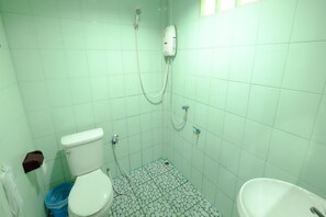 Habitación doble estándar | Baño | Regadera, amenidades de baño gratuitas, toallas 