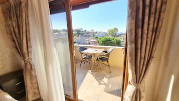 Doppelzimmer, Terrasse, Meerblick | Minibar, schallisolierte Zimmer, Bügeleisen/Bügelbrett, kostenloses WLAN