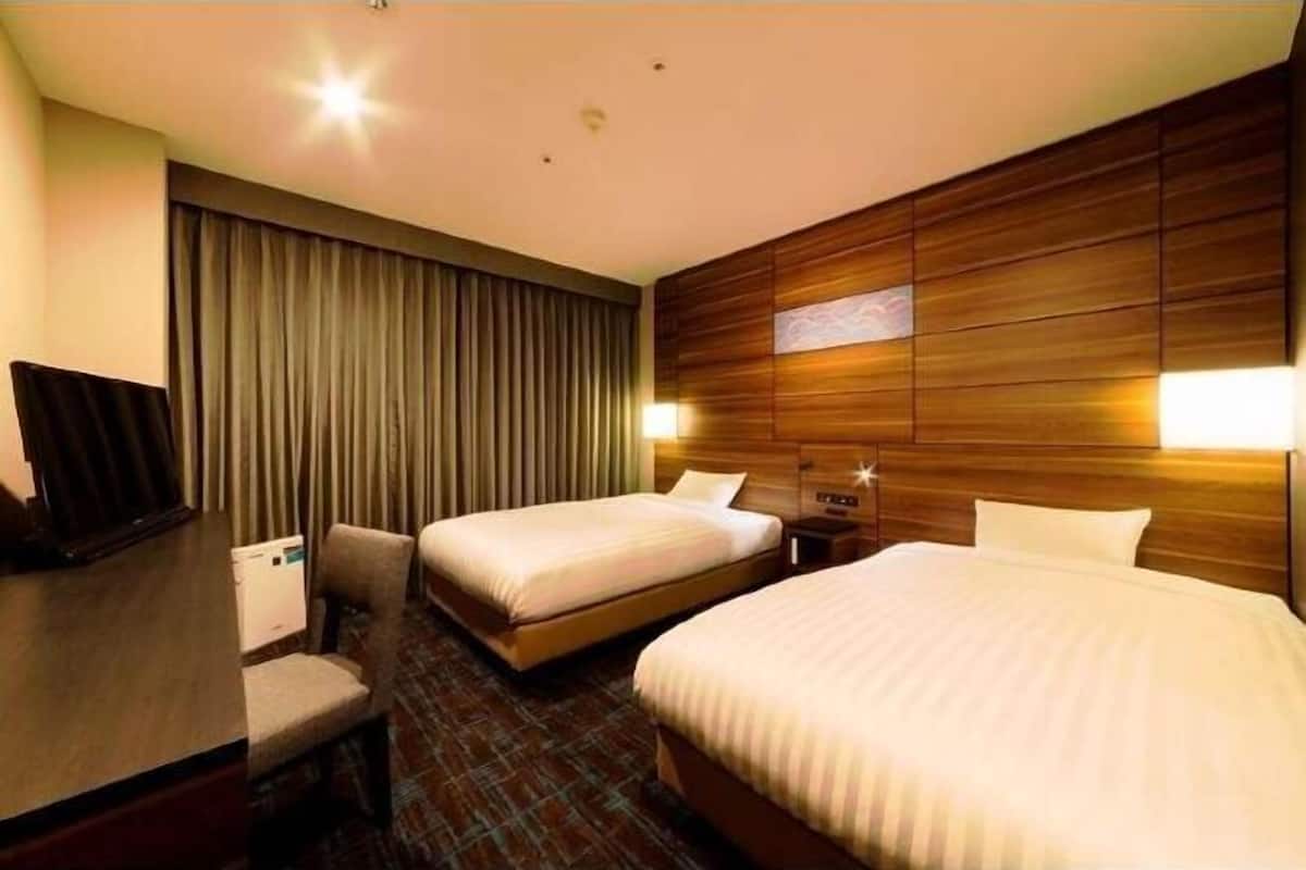 Escritorio, tabla de planchar con plancha, wifi gratis y ropa de cama