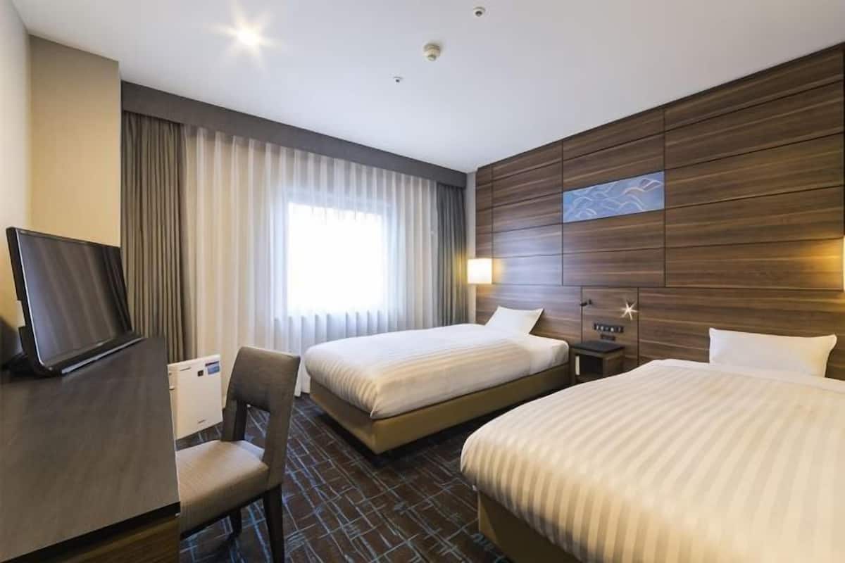 Escritorio, tabla de planchar con plancha, wifi gratis y ropa de cama