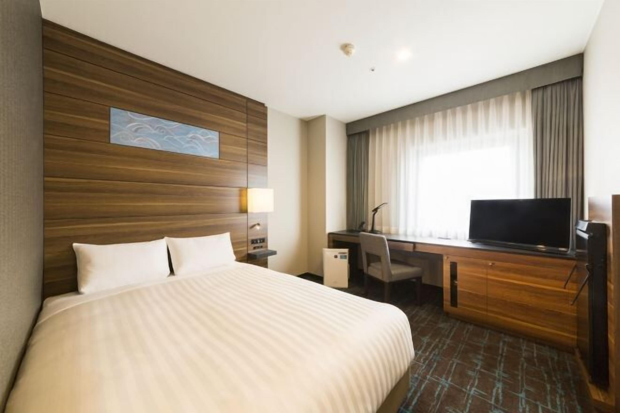 デスク、アイロン / アイロン台、WiFi (無料)、ベッドシーツ