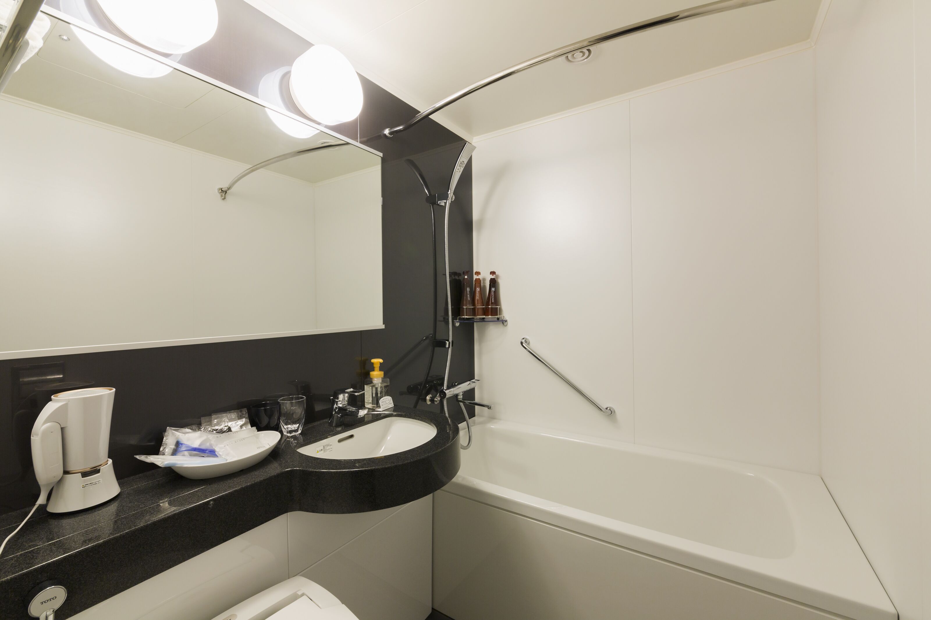 combined shower/bathtub, hair dryer, slippers, bidet