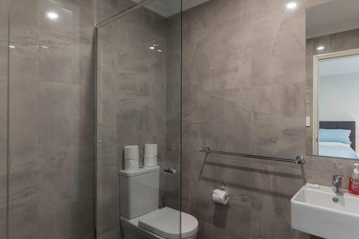 Buồng tắm vòi sen, đồ dùng nhà tắm miễn phí, máy sấy tóc, khăn tắm