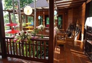 2 Bedrooms Villa  with Lake View | Terrasse/patio