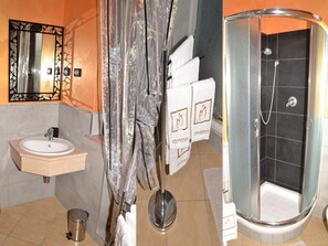 Een douche, gratis toiletartikelen, een haardroger, badjassen