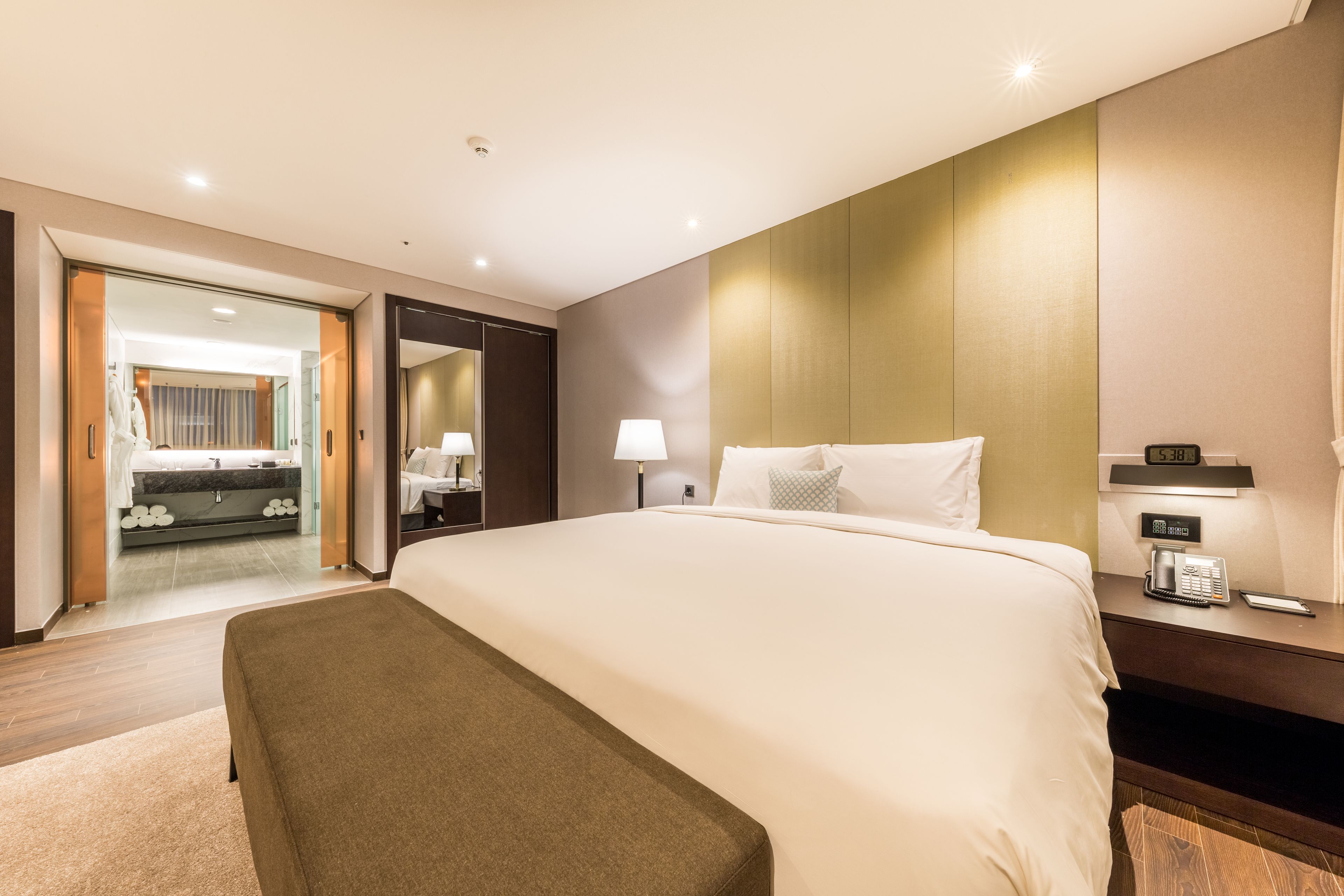 Premium bedding, in-room safe, desk, blackout drapes