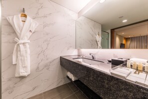 Chuveiro, chuveiro com efeito de chuva, secador de cabelo 