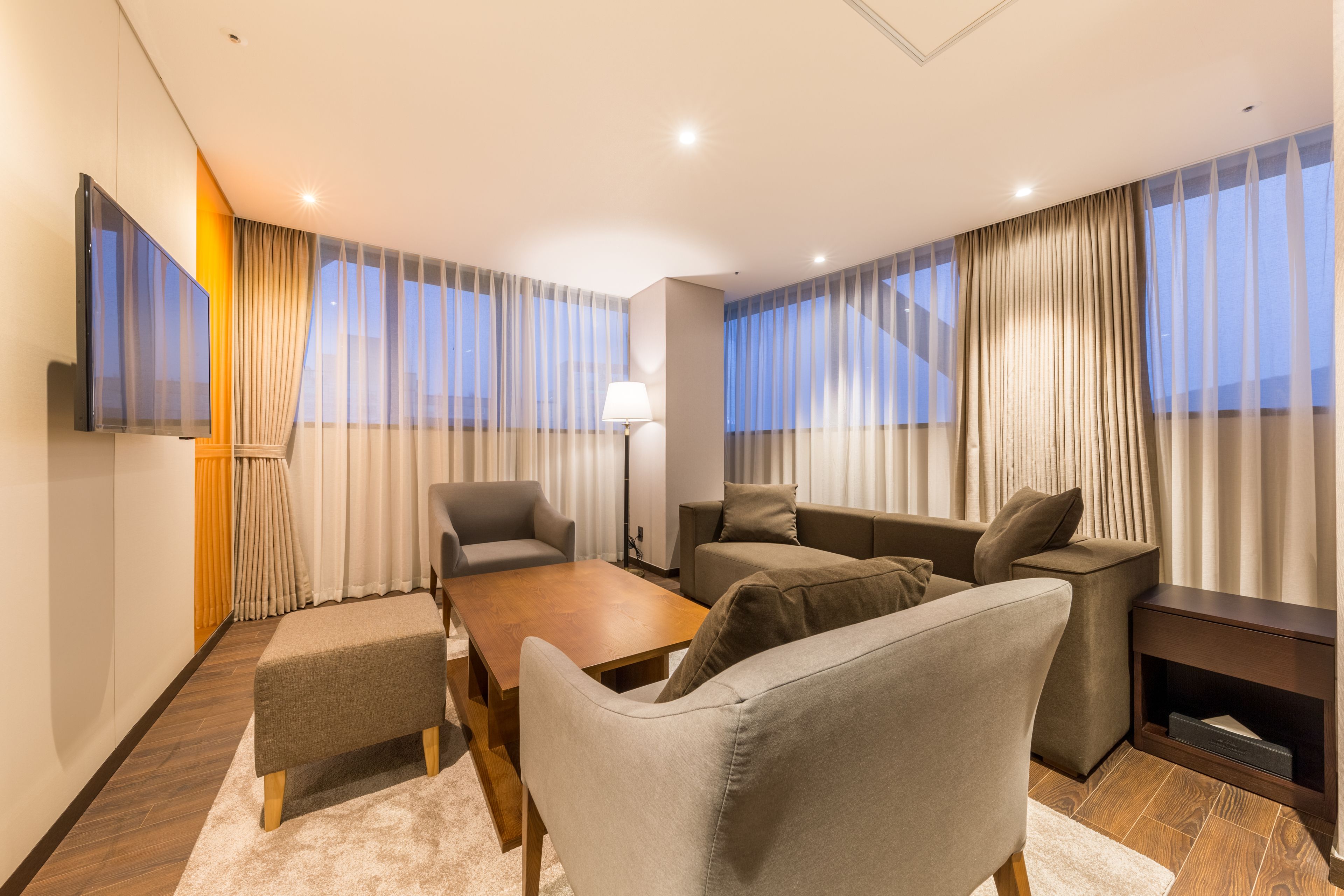 flat-screen tv, pay films