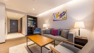 Suite, 1 King Bed, Non Smoking | Living room | Flat-screen TV, pay movies