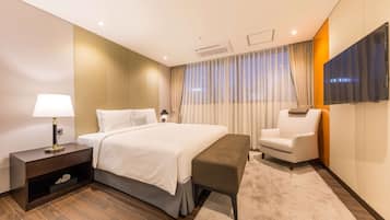 Hochwertige Bettwaren, Zimmersafe, Schreibtisch, Verdunkelungsvorhänge