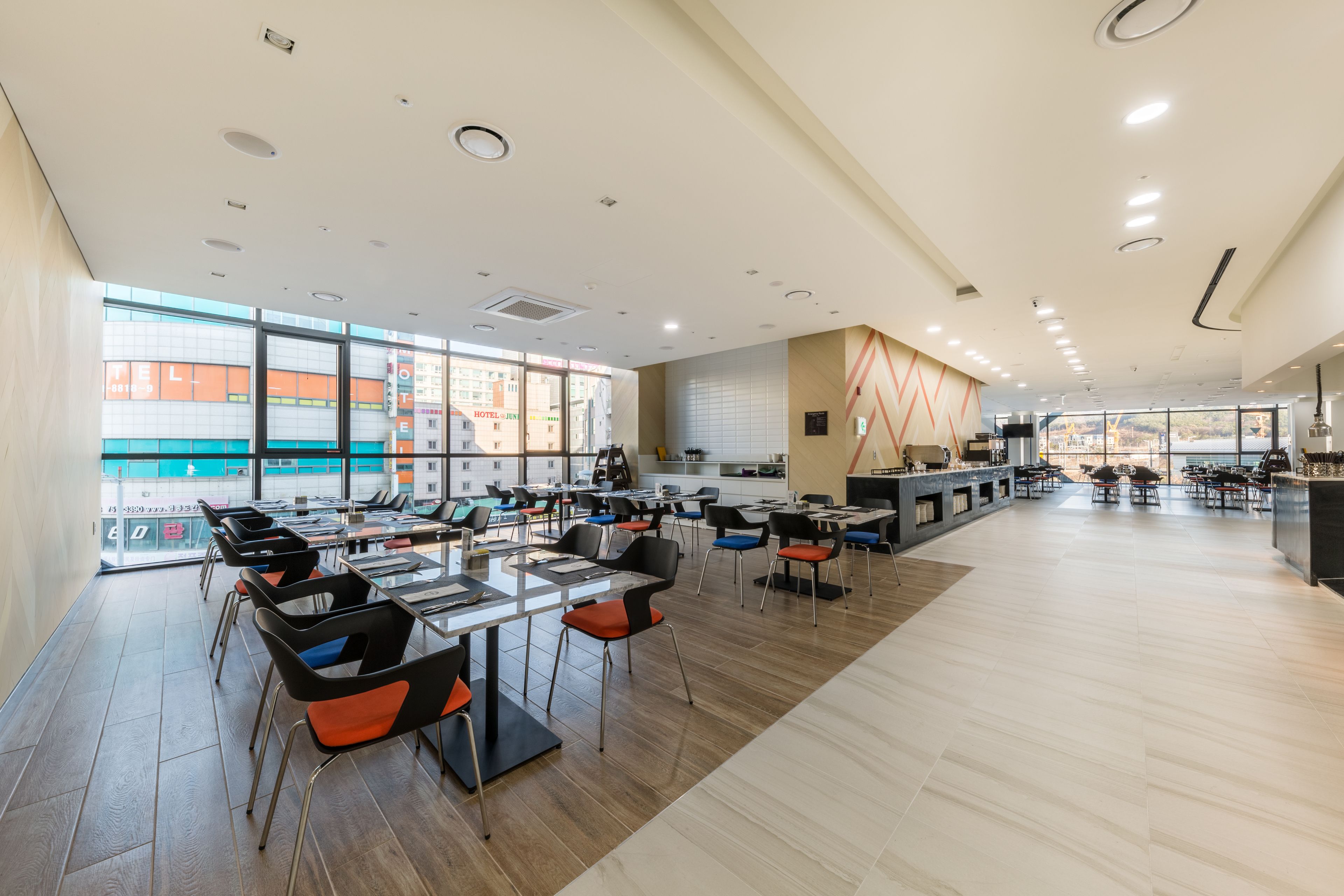 daily continental breakfast (krw 37000 per person)