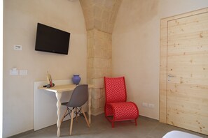 Ropa de cama de alta calidad, escritorio y wifi gratis 