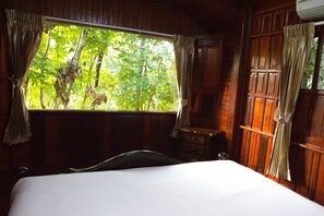 In-room safe, desk, free WiFi, bed sheets - CAPITAL O991 Honey Hills Villa (Mae Rim)