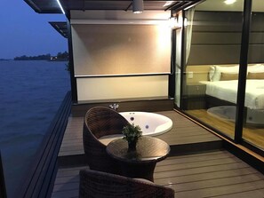 Deluxe room raft with Jacuzzi  | Sacada