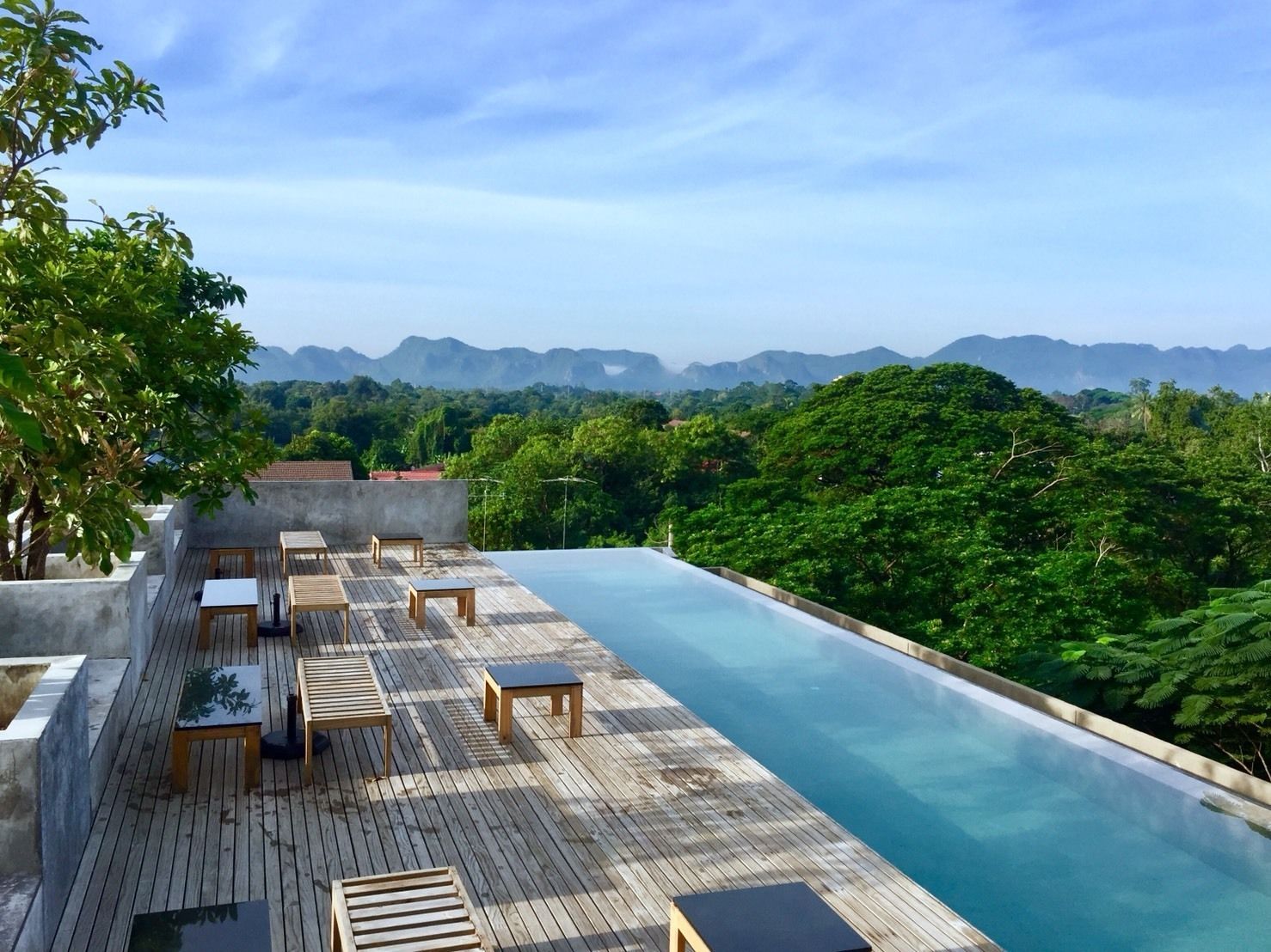 Una piscina al aire libre