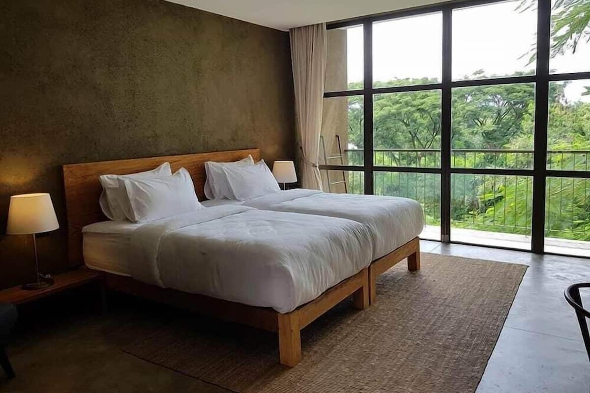 Superior Twin Room | Minibar, desk, blackout curtains, rollaway beds