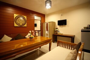 Deluxe VIP for 3 People | In-room dining - Srisiam Resort (Kanchanaburi)