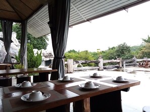 บริการอาหารเช้า อาหารกลางวัน อาหารเย็น, อาหารไทย