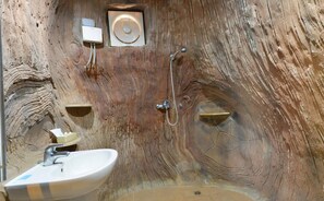 Cave Room | Badezimmer | Dusche, kostenlose Toilettenartikel, Handtücher