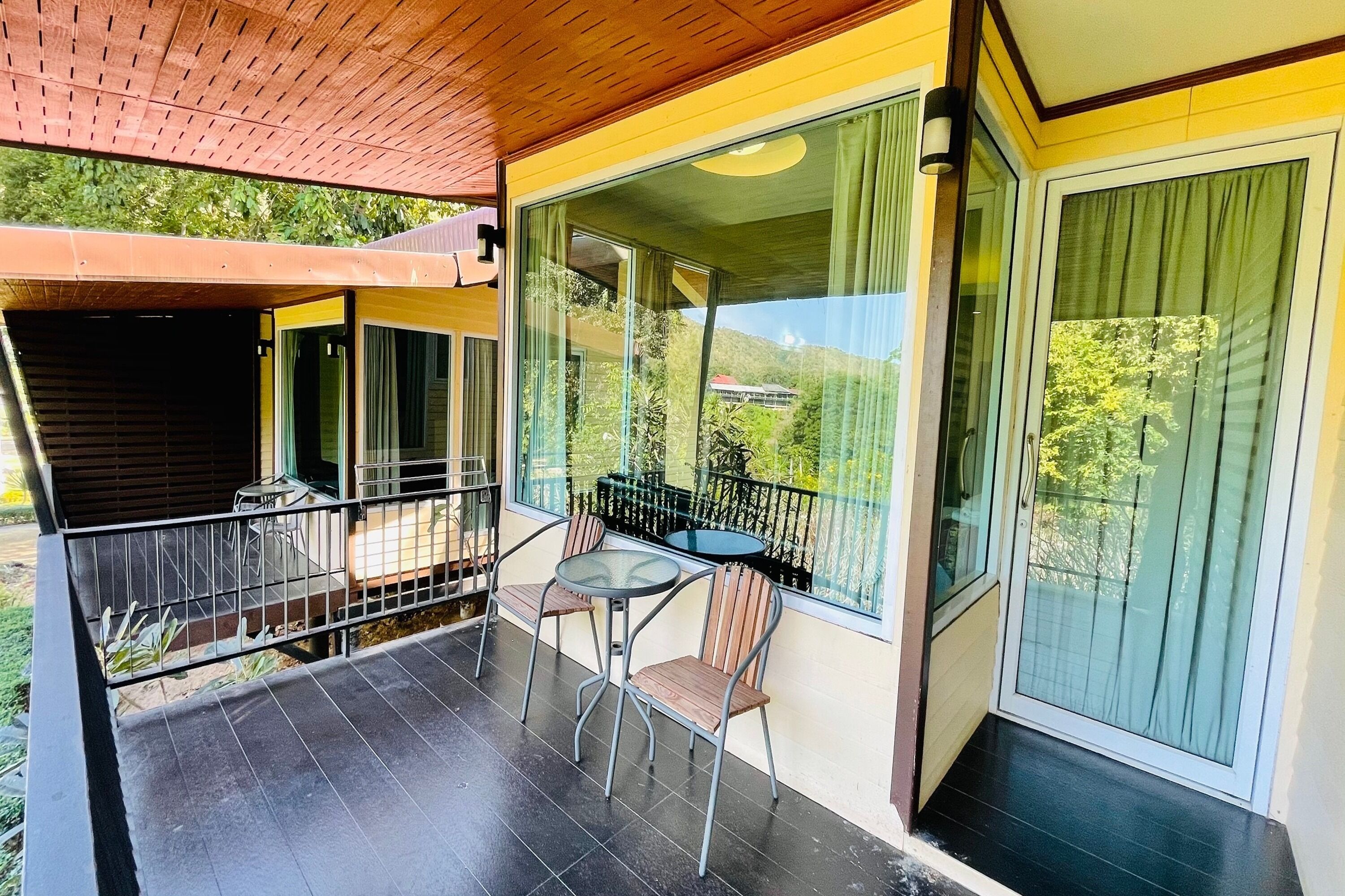 Junior Twin Room | Desk, bed sheets