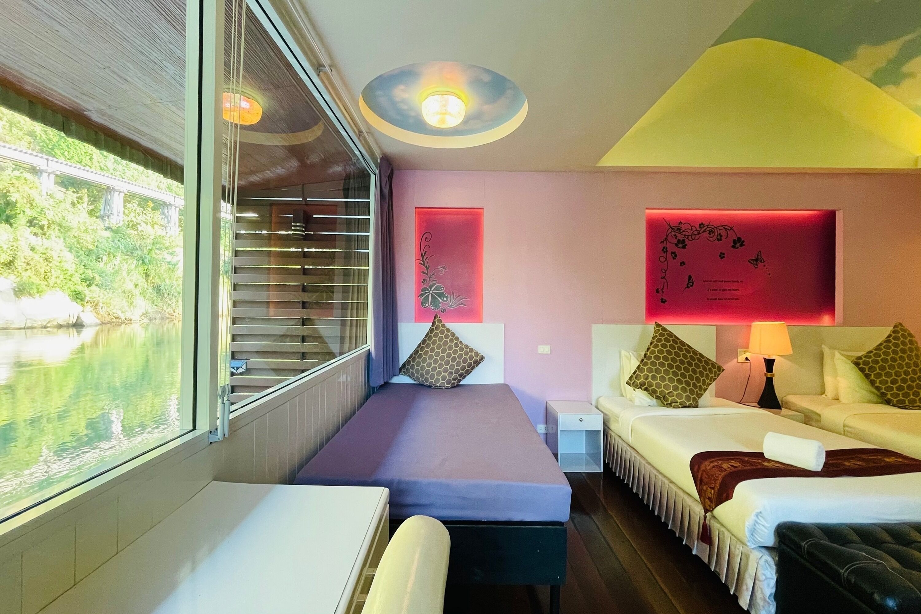 Deluxe Studio | Desk, bed sheets