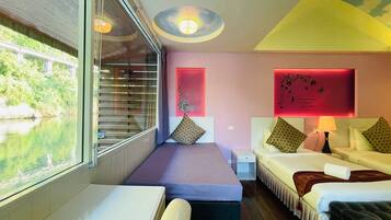 Deluxe Studio | Desk, bed sheets